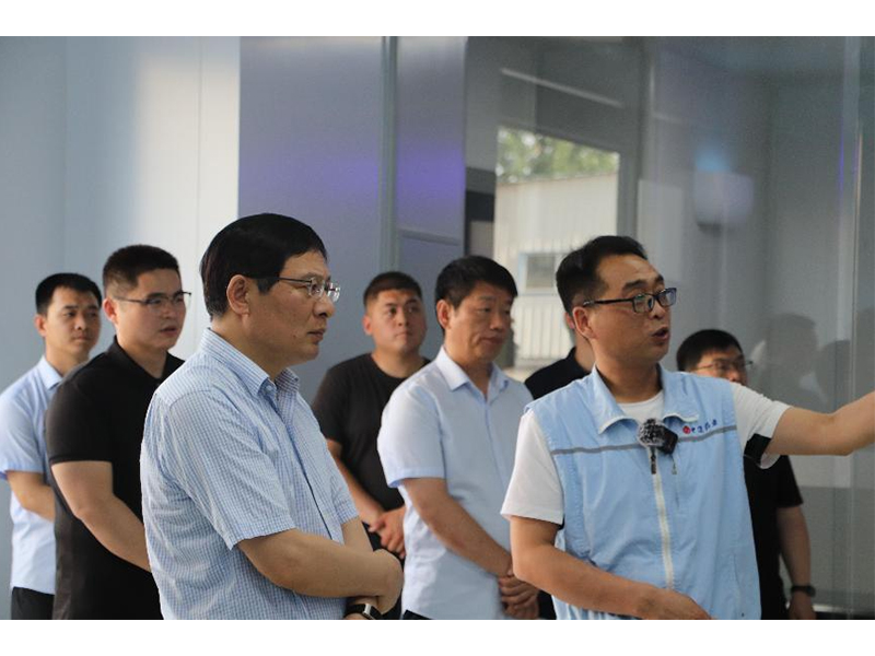 奮斗不止，追求卓 越